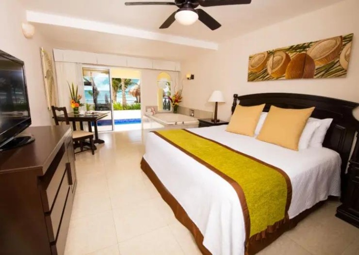 Swim-Up Double Junior Suite oceanfront
