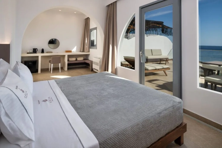 Honeymoon with Heated Jet Pool Double Suite with sea view