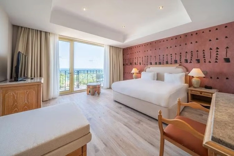Deluxe Double Suite with side sea view