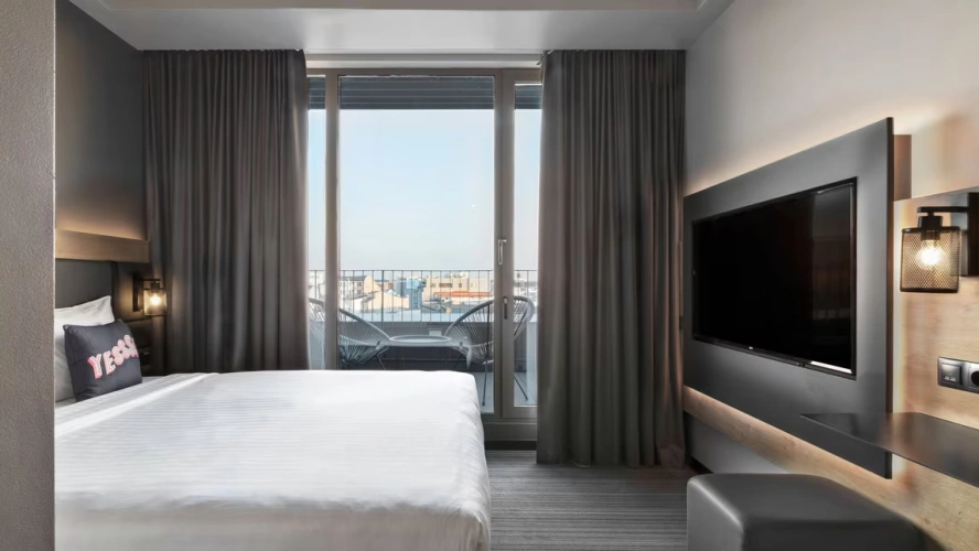 Moxy Superior Twin room with balcony and with street view
