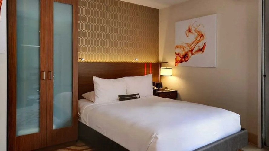 West Coast Accessible (Roll-in Shower) Double room — Twin Beds