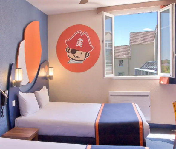 Explorers Hotel
