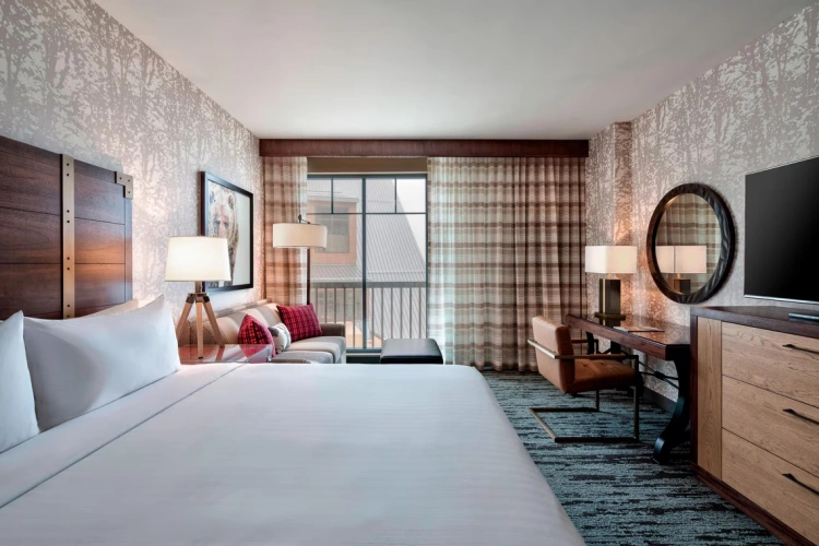 Double room with partial mountain view