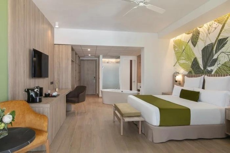 Swim Out Double Junior Suite oceanfront