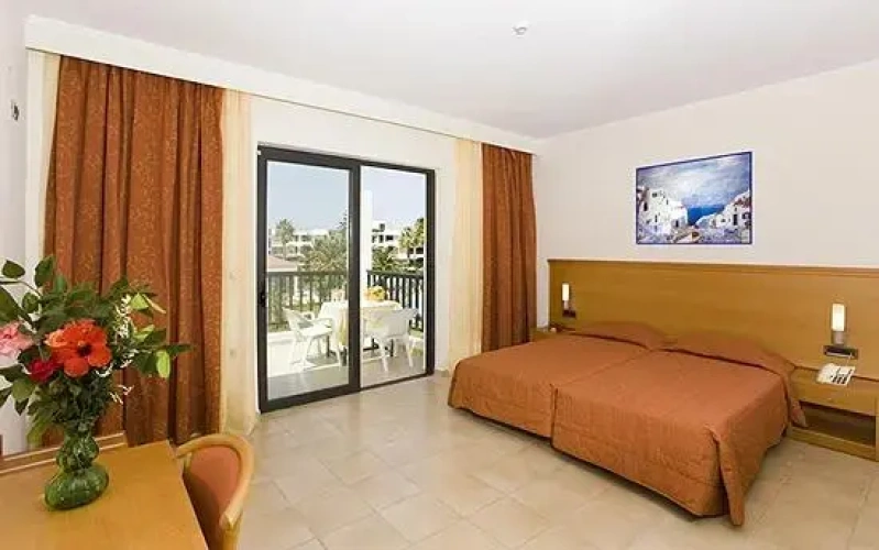 Standard Twin room with Garden/Pool view