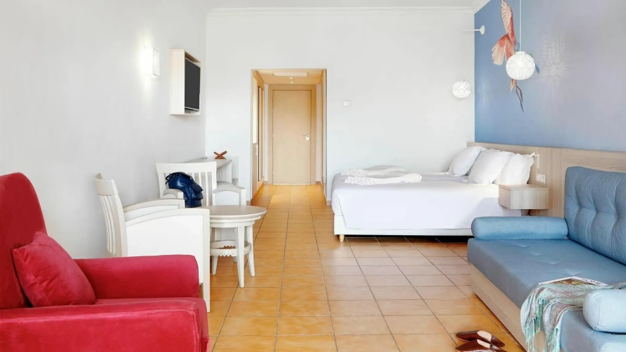 Twin Junior Suite with pool view