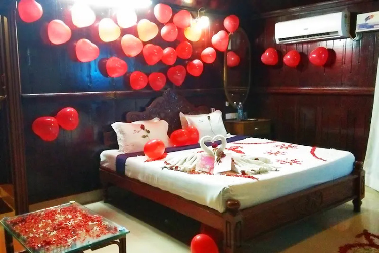 Honeymoon Suite