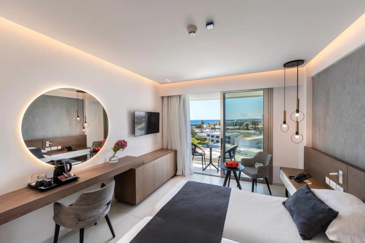 Double room with partial sea view