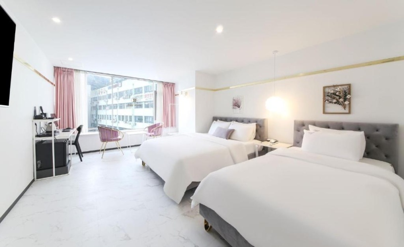 Deluxe Twin room with partial view
