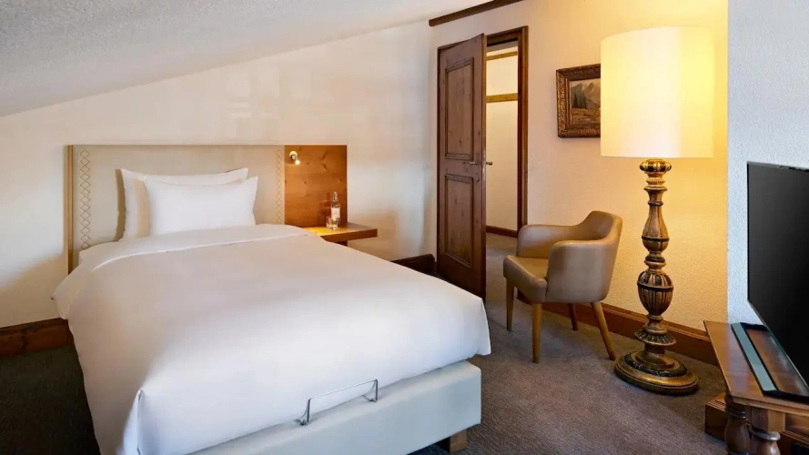2 Bedrooms Suite with mountain view