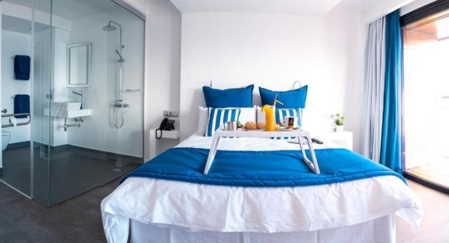 Deluxe Twin adapted room with balcony and with sea view