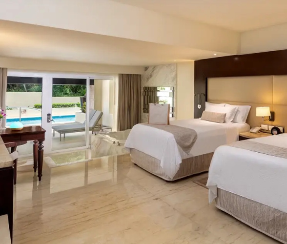 Grand Swim-Up Double Suite