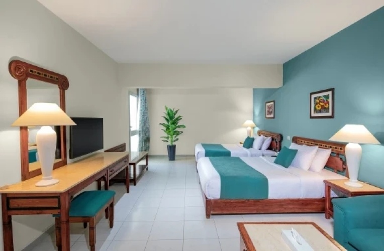 Twin Junior Suite with pool view