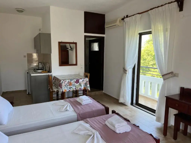 Zourpos Studios & Apartments
