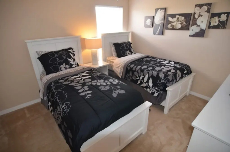 4 Br Home Kitchen Sleeps 10