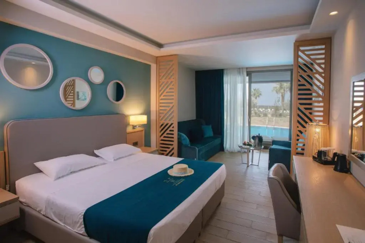 Almуros Beach Resort and Spa