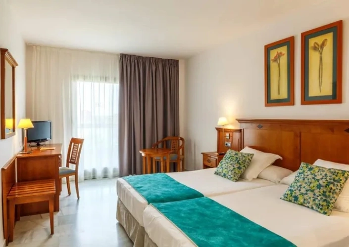 Twin room with balcony and with partial sea view