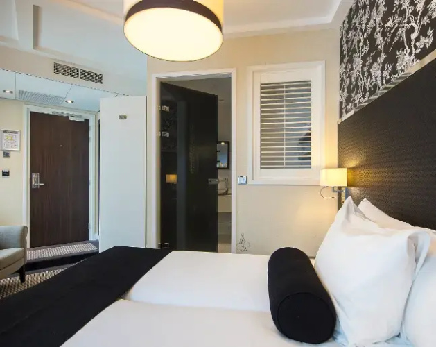 Twin Souterrain room with partial view