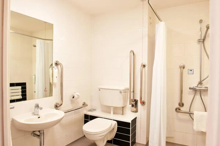 Holiday Inn Express Manchester Airport photo 14
