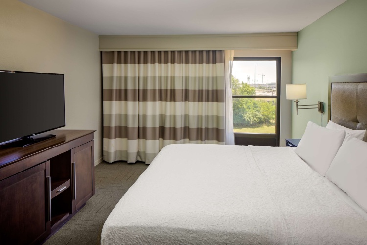 Mobility/Hearing Access Double Suite