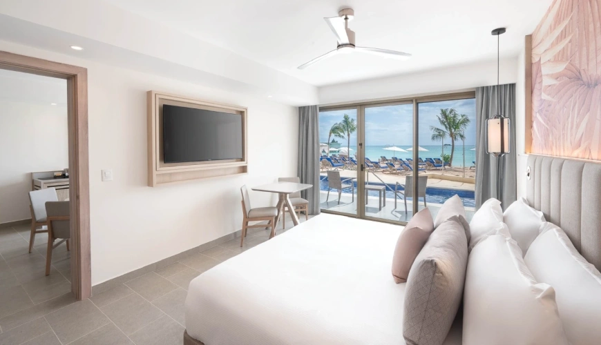 1 Bedroom Luxury Presidential Swim Out Diamond Club Suite beachfront