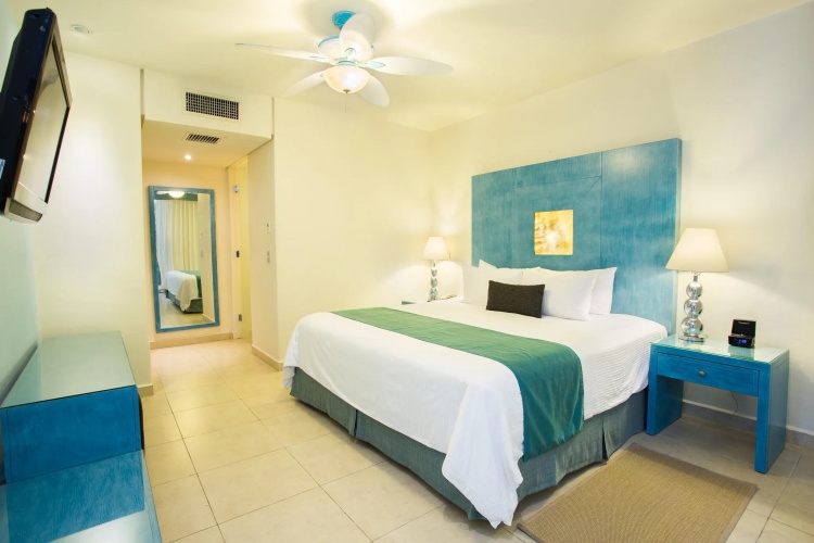 Swim Out Preferred Club Double Junior Suite with ocean view