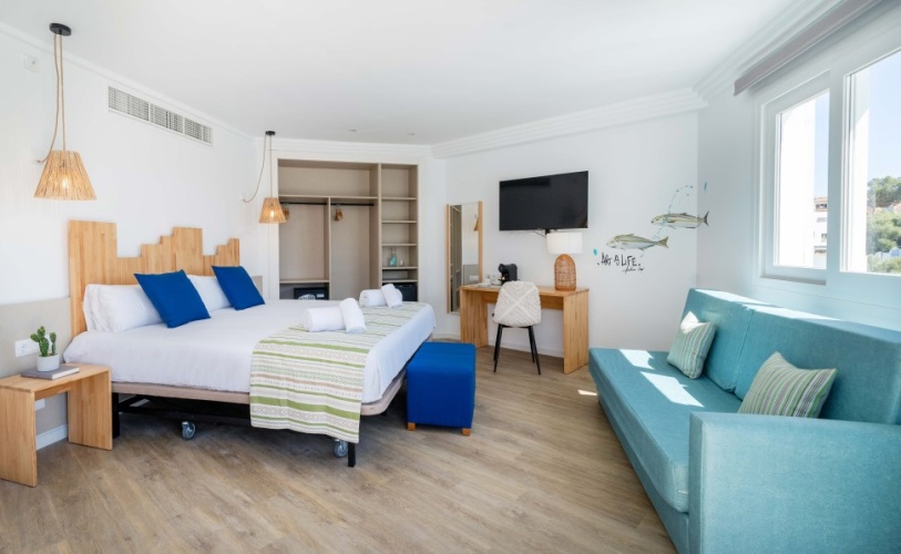 Twin Junior Suite with pool view