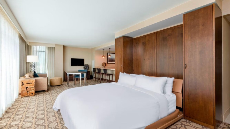 1 Bedroom Executive Double Club Suite with mountain view
