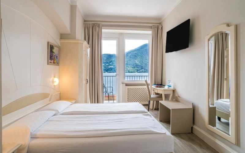Double room with balcony and with lake view