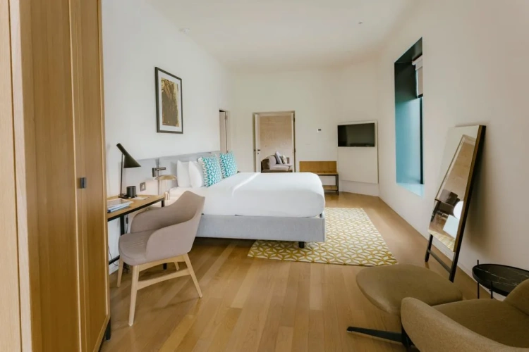Corner Double Suite with harbour view