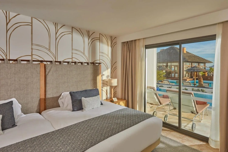 Swim Up Twin Preferred Club Suite with ocean view