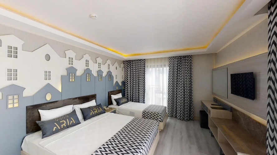 Standard Triple room with land view