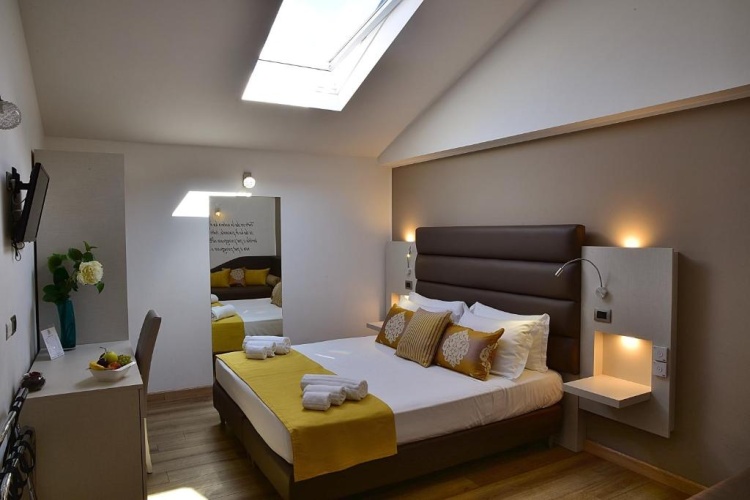 Standard Triple room