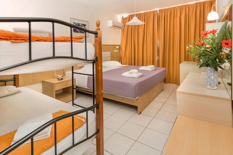 Standard Quadruple room with garden view