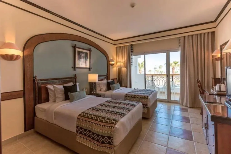 Standard Twin room with partial sea view