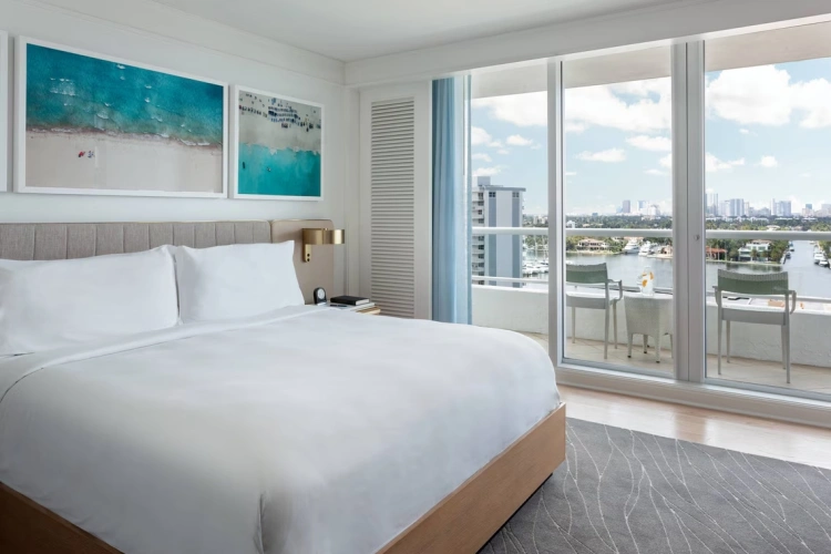 Double Club room with balcony and with partial ocean view