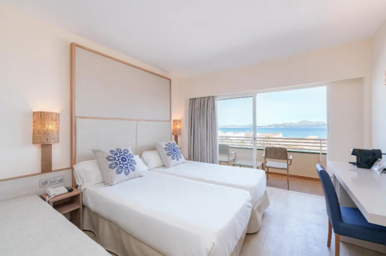 Twin room with sea view