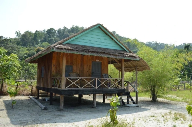 Bungalow with balcony and with garden view