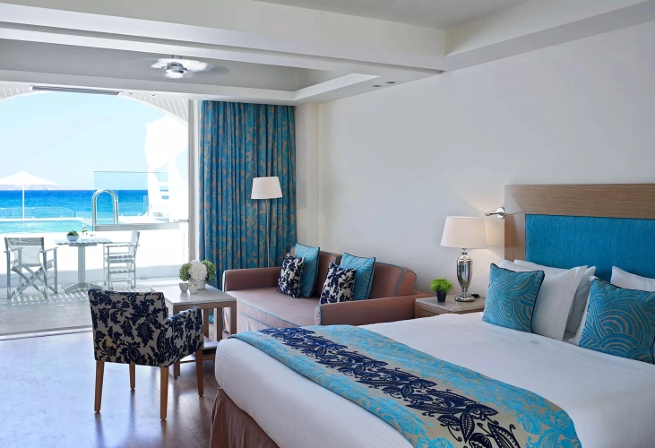 2 Bedrooms Spa with Private Heated Pool Suite seafront