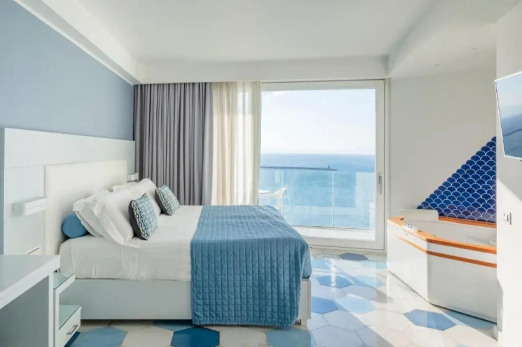 Double Junior Suite with a view of the Gulf of Salerno