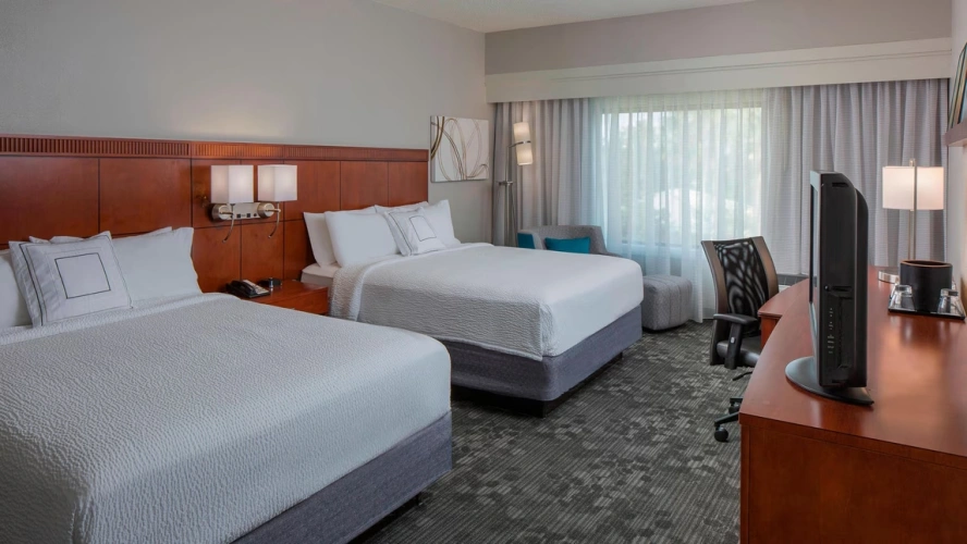Poolside Twin room with courtyard view