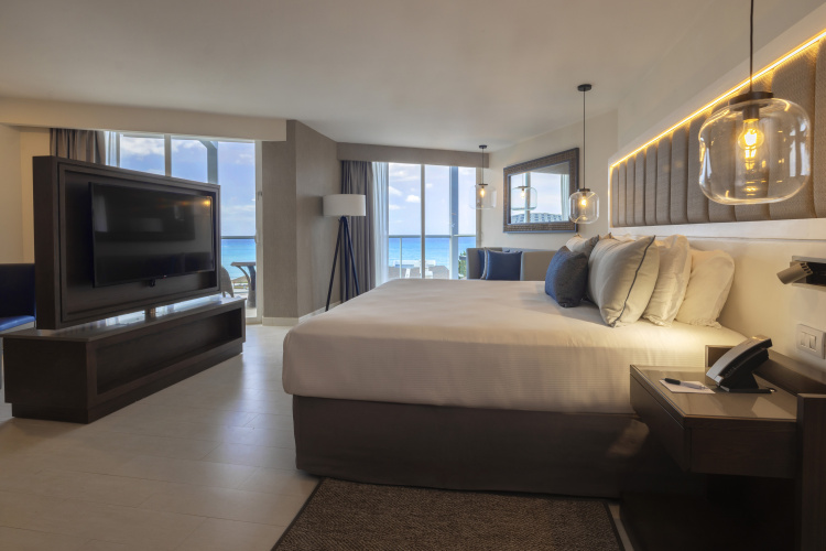 Luxury Diamond Club Double Junior Suite with ocean view
