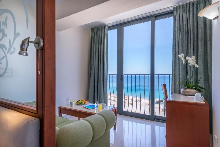 Twin room with sea view