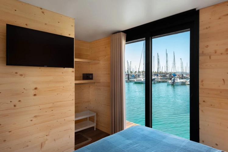 1 Bedroom Modern Boat House