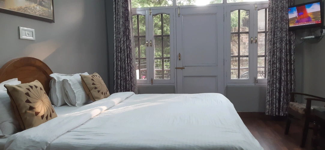 Deluxe Triple room with road side view