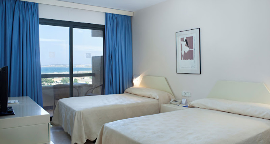 Twin room with sea view