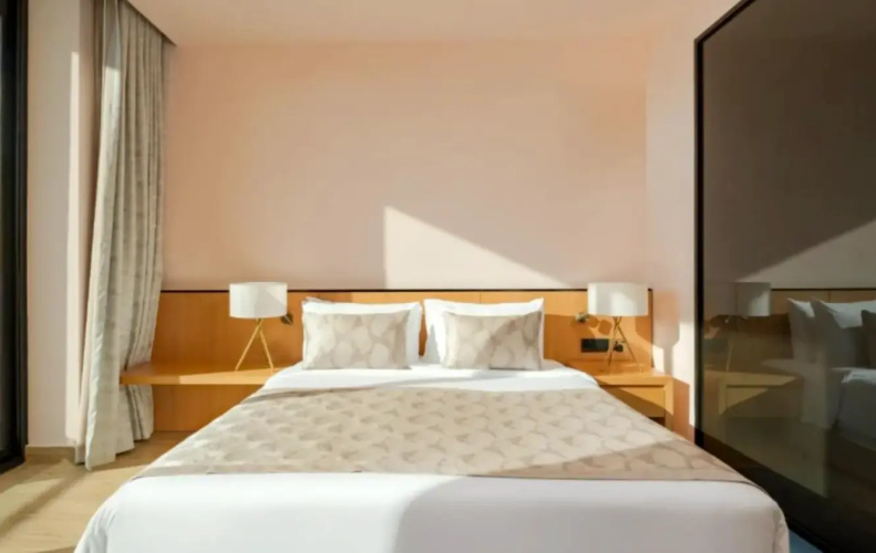 Premium Twin room with Raining Street View