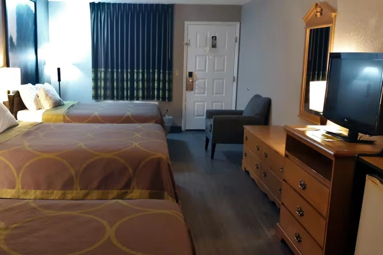 Sextuple room