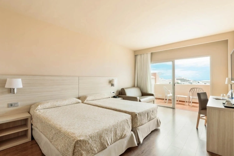 Standard Twin room with pool view