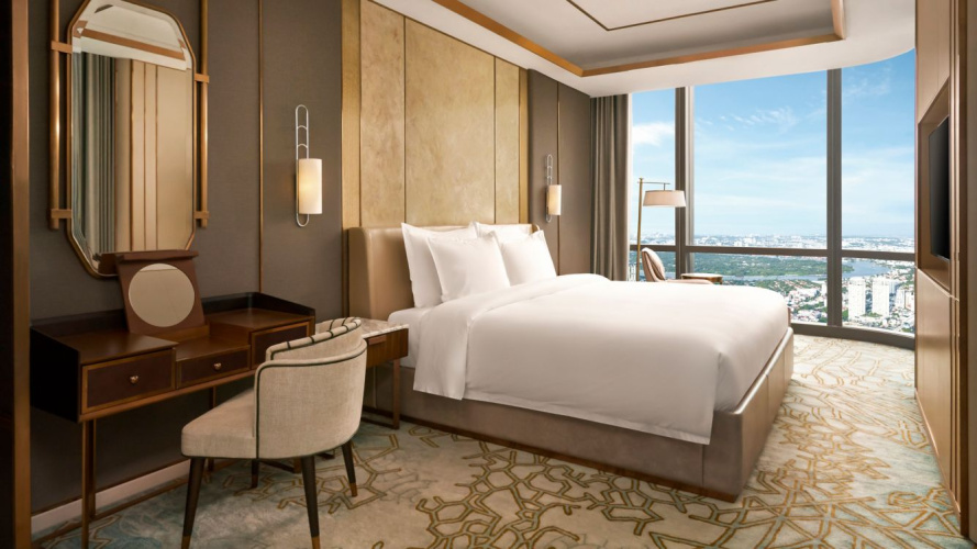 1 Bedroom Landmark Club Lounge Access Double Suite with panoramic view